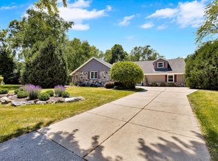 2311 W Kenboern Dr, Glendale, WI 53209