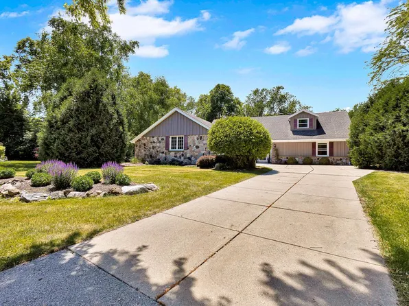 2311 W Kenboern DRIVE, Glendale, WI 53209