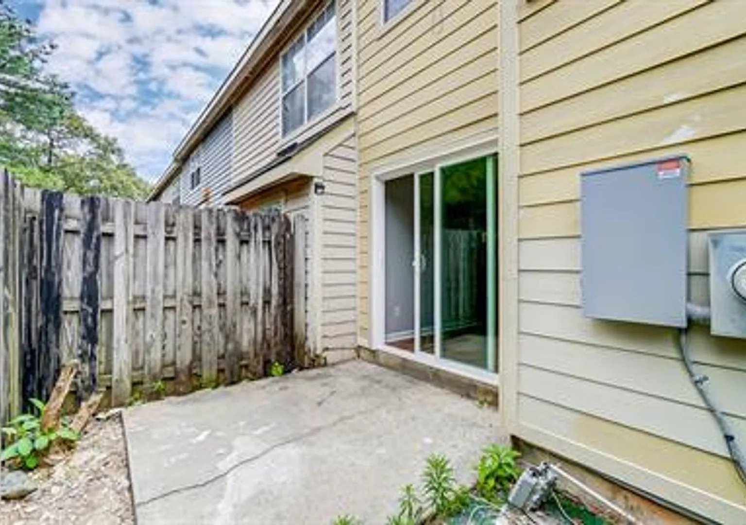 Charming 2-Bed, 2.5-Bath Townhome in University Area! - 3821 Mosscroft Ln — Photo 4