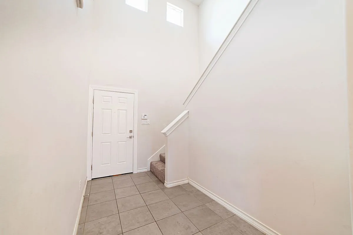 4 bed, 2.5 bath, 1859 sqft, $2,100 — Photo 3