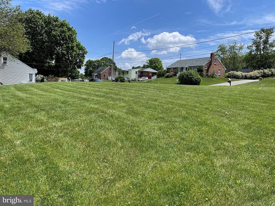 2nd image of W Crestlyn Dr