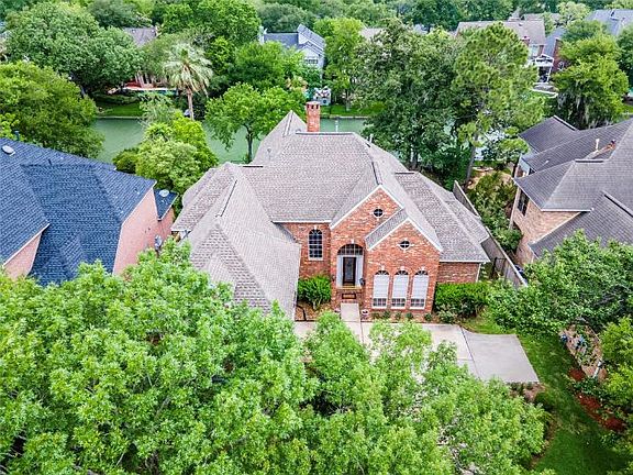 2nd image of 13906 Drakewood Dr