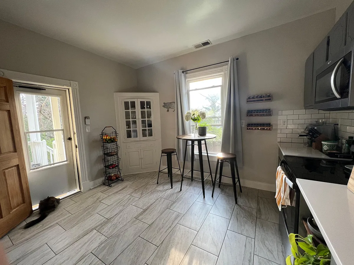Building Photo - 2820 Hanes Ave #2