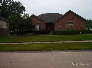 51562 Pinewood Dr, Macomb, MI