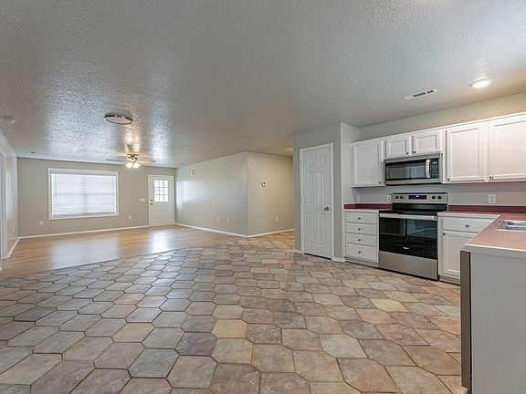 5th image of 22063 Annette Dr