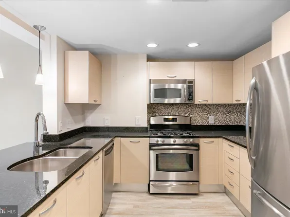 2451 Midtown Ave APT 209, Alexandria, VA 22303