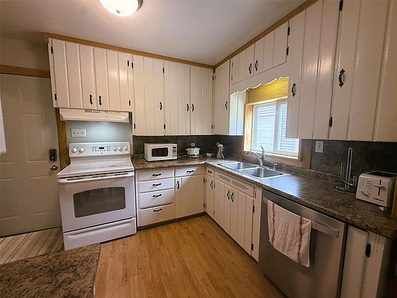 3rd image of 618 Park Avenue E