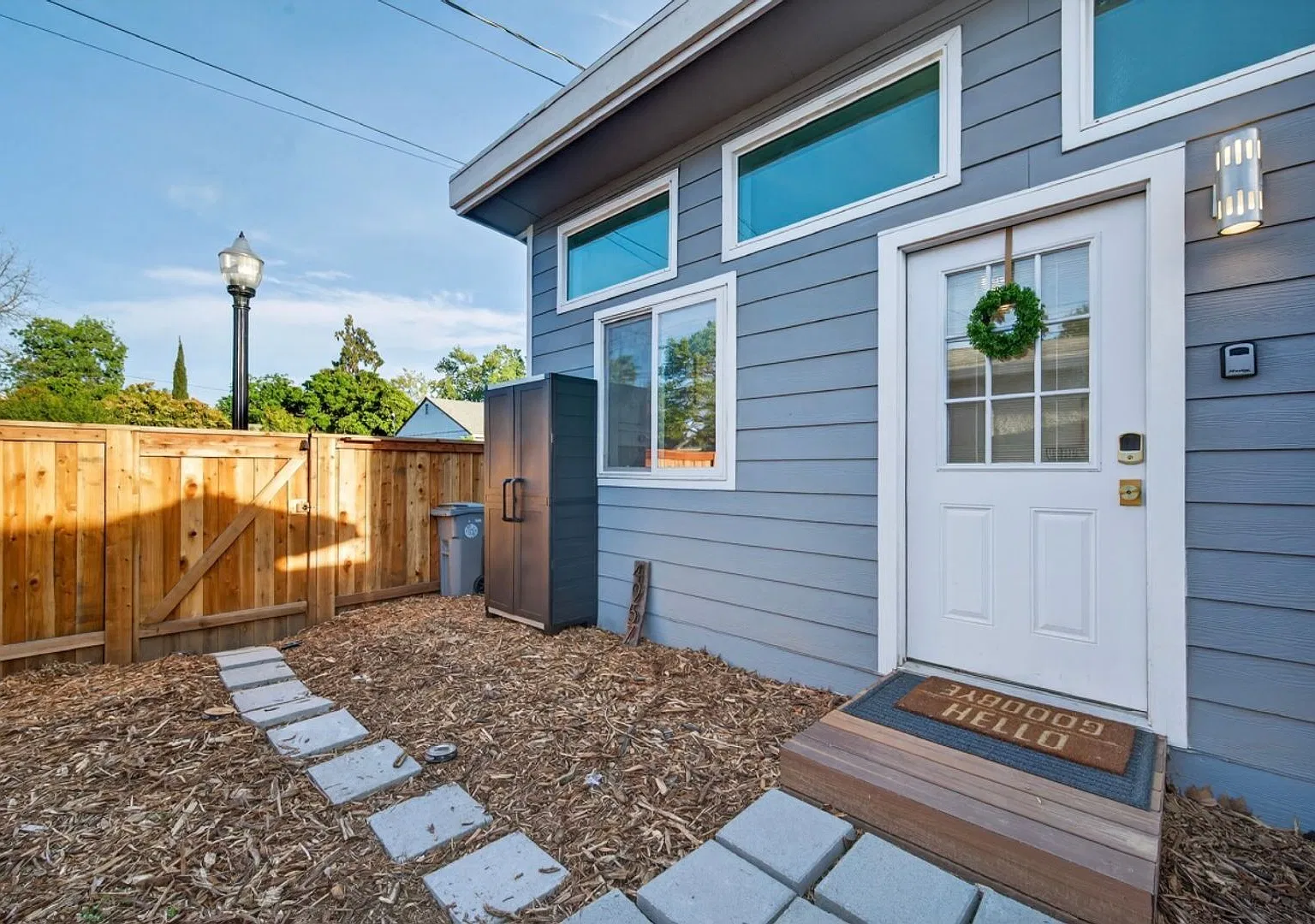 Fully Furnished Updated Tahoe Park Studio — Photo 3
