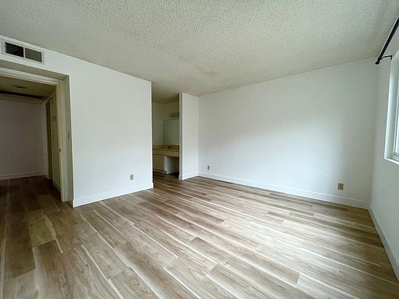 5th image of 22137 Burbank Blvd Unit 3