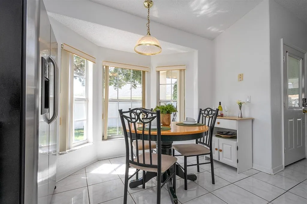 4 bed, 2.0 bath, 1740 sqft, $2,400 — Photo 3