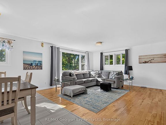 5th image of 898 Yonge St