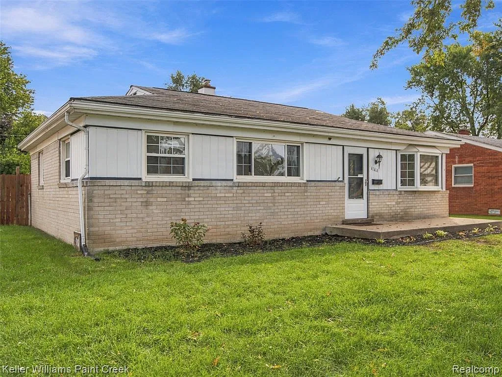 3 bed, 1.0 bath, 1227 sqft, $2,100 — Photo 2