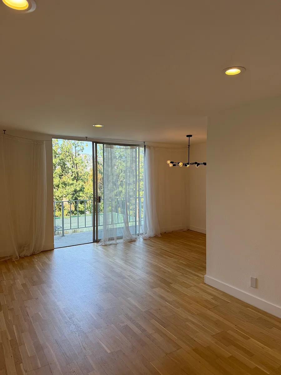 Living Room - 100 S Doheny Dr #515