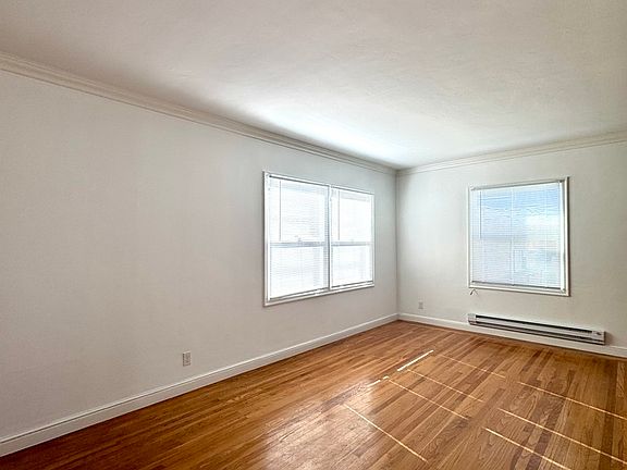 3rd image of 186 Pixley St
