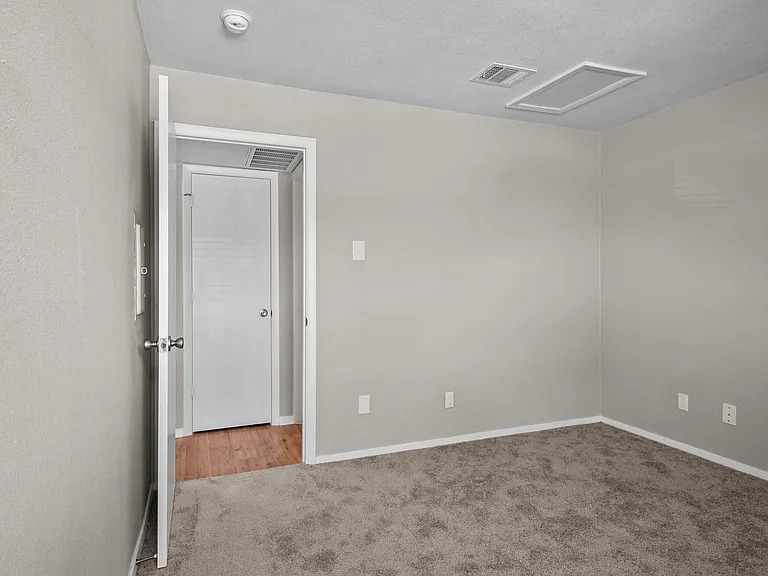 Kennington Apartments — Photo 11