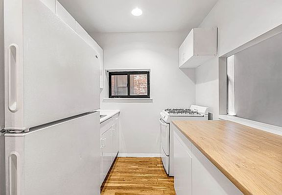 3rd image of 237 E 53rd St APT 4C