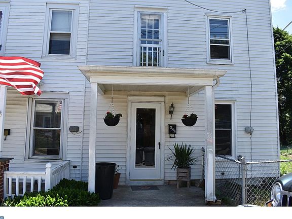 5th image of 422 W 4th Ave