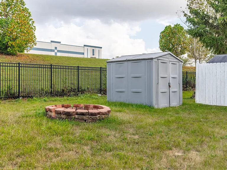 Shadowbrook Dr — Photo 43