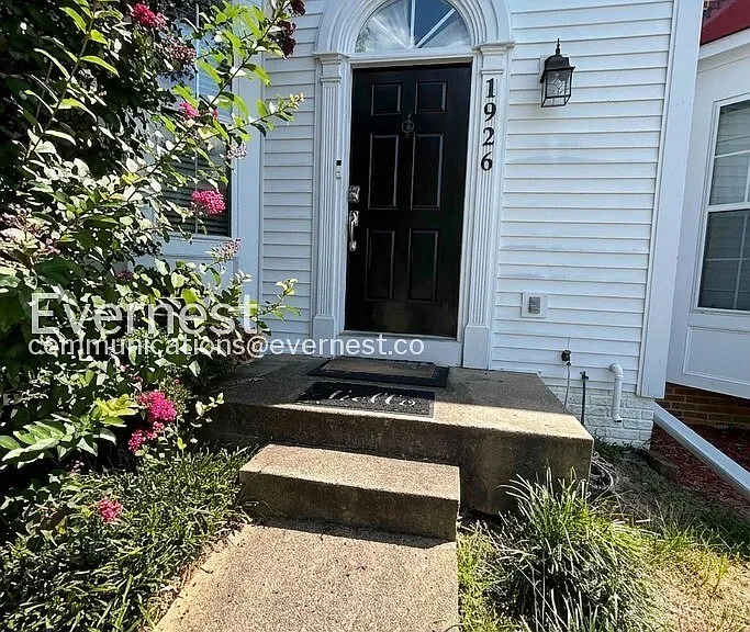1926 Wicklow Ct — Photo 2