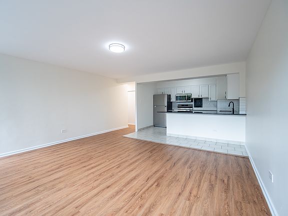 3rd image of 6030 N Sheridan Rd APT 309