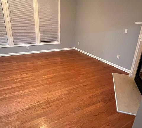 5th image of 375 Laurelton Cir