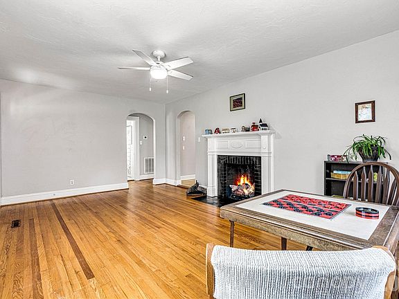 3rd image of 147 13th Ave NW