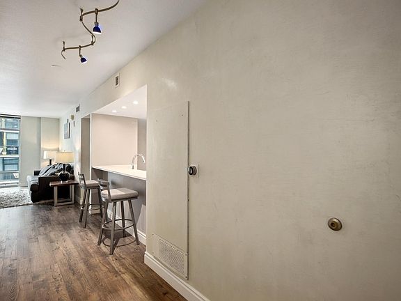 5th image of 425 W Beech St Unit 605