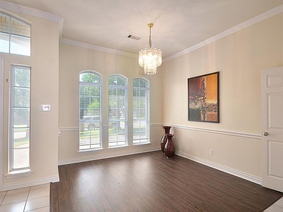 5th image of 8812 Royal Oaks Dr