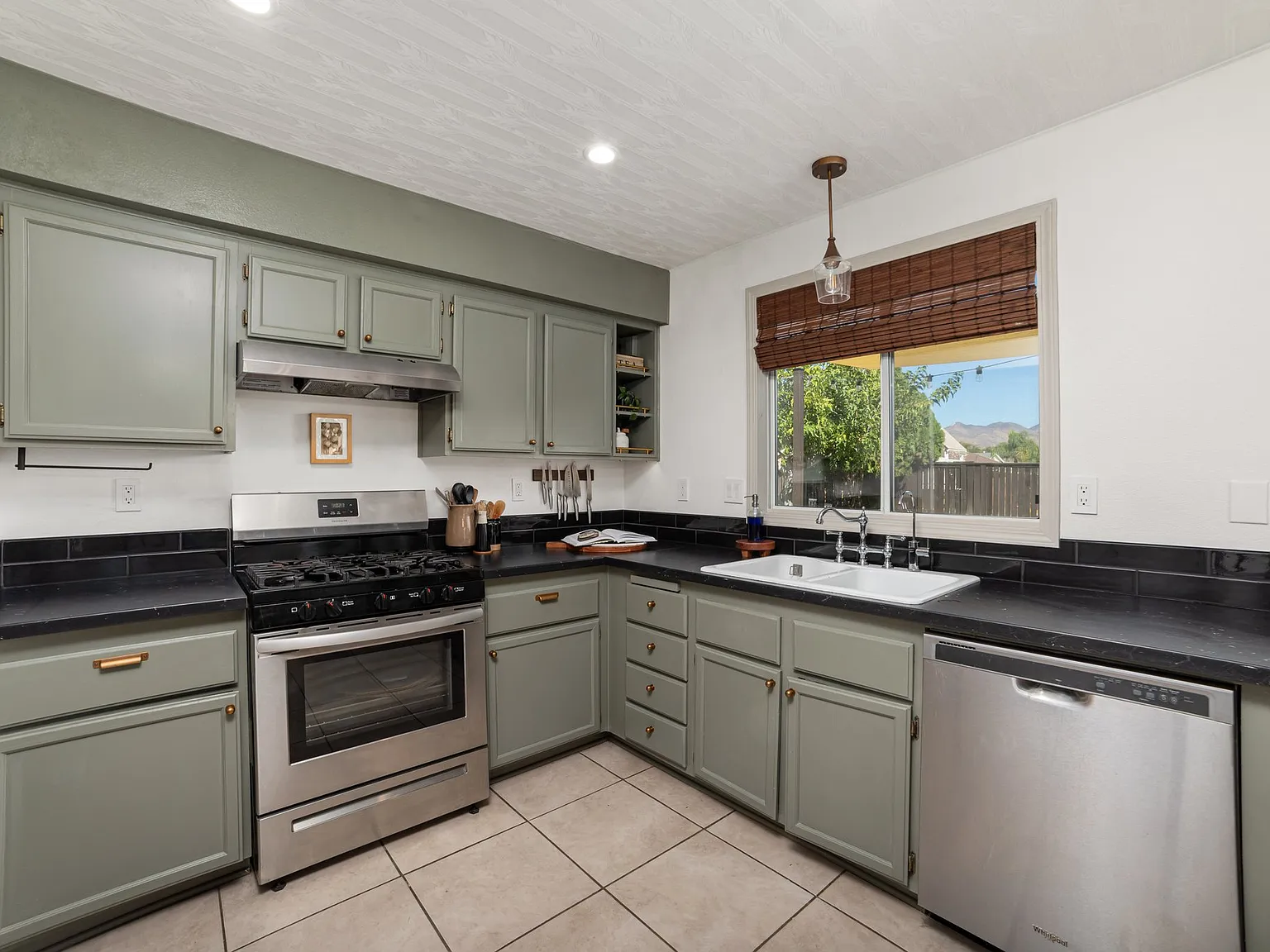 3 bed, $3,900 — Photo 4