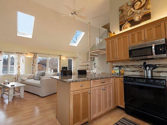 5th image of 74 Bayberry Ave