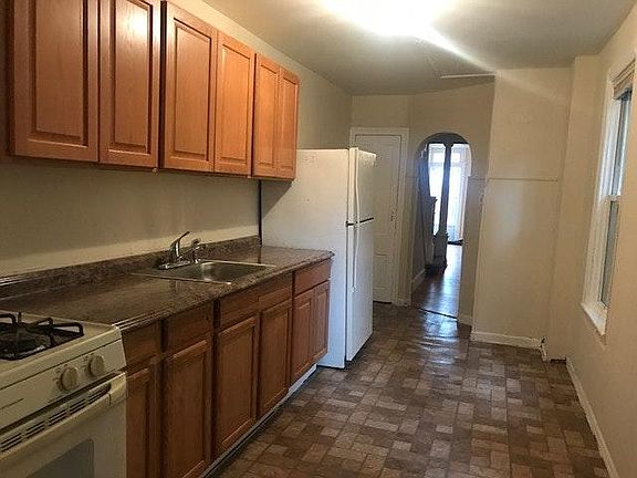 4th image of 781 Beatty St