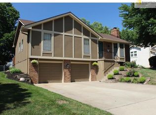 8600 Linda Ln, Pleasant Valley, MO 64068