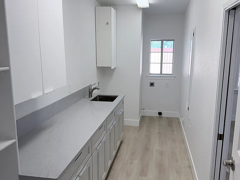 9347 Kiefer Blvd — Photo 7
