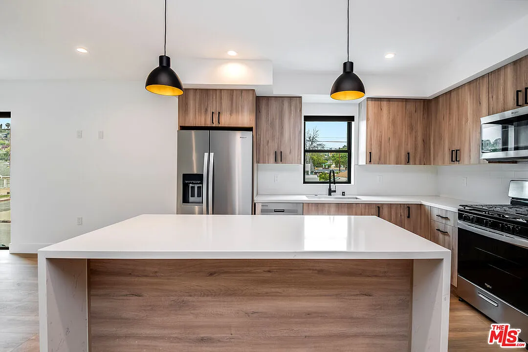 3 bed, 3.0 bath, 1600 sqft, $4,995 — Photo 1