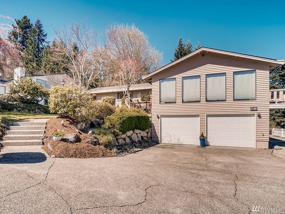 Daylight Rambler with lots of drivway parking and parking along the side of the home.