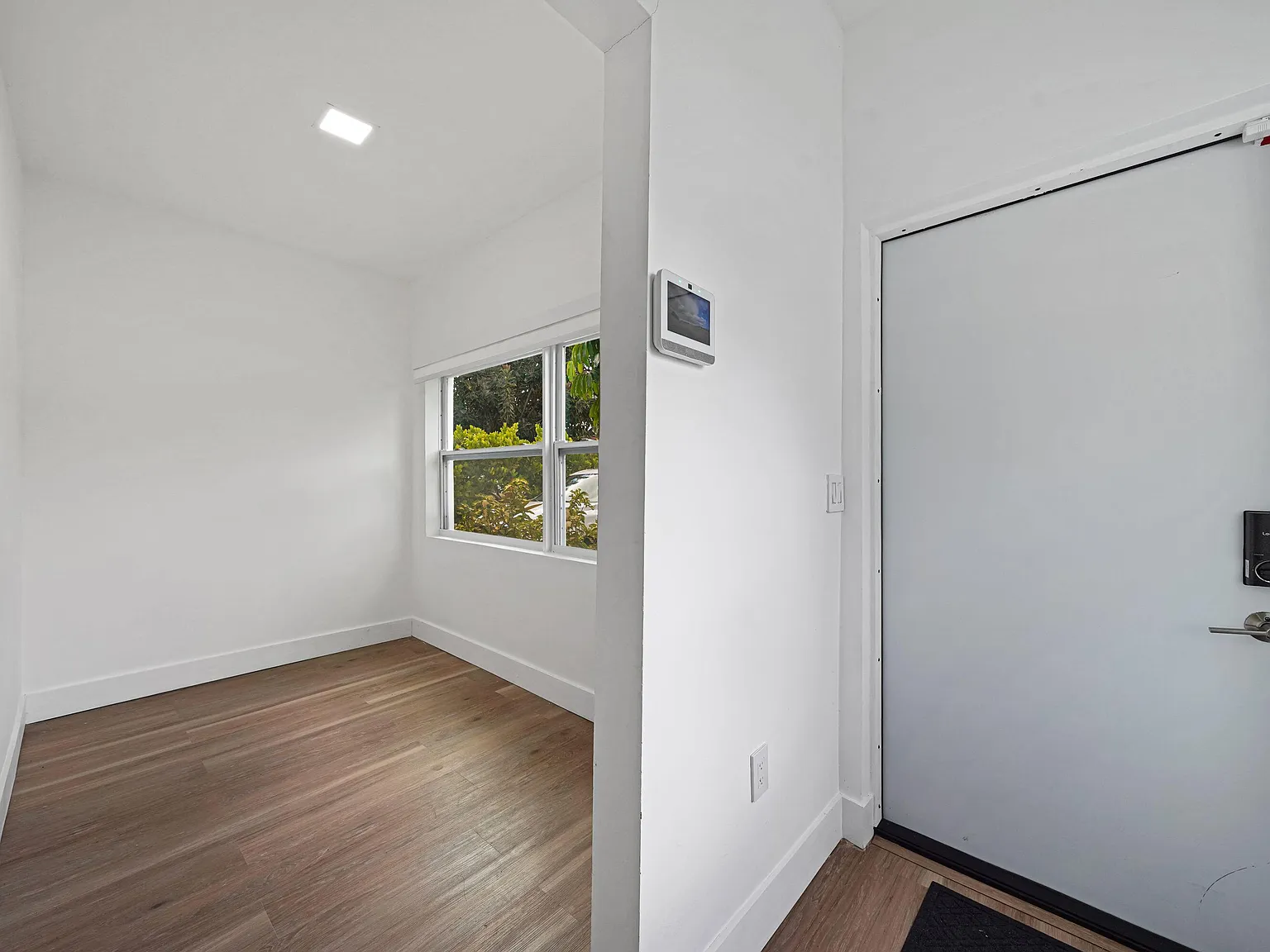 3 bed, 2.0 bath, 1182 sqft, $3,500 — Photo 3