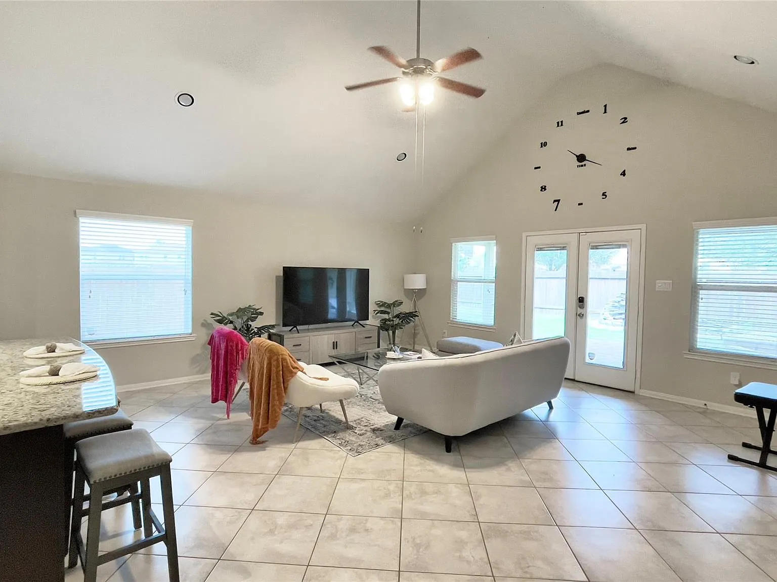 3 bed, 2.0 bath, 1894 sqft, $2,500 — Photo 3