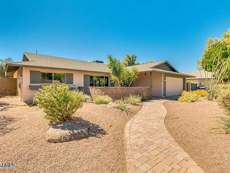 831 E Stephens Dr — Photo 3