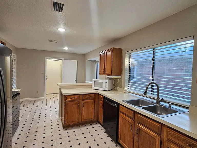 1402 Sheppard Ln — Photo 10