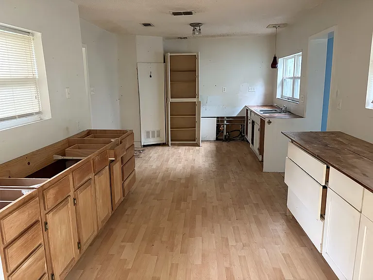 2216 Searle Ave — Photo 3