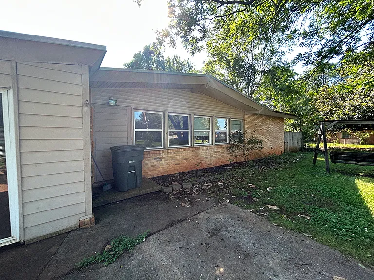 2814 Holiday Dr SW — Photo 13