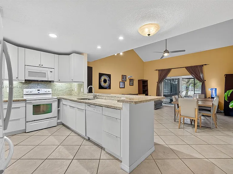 616 Woodgate Ln — Photo 2