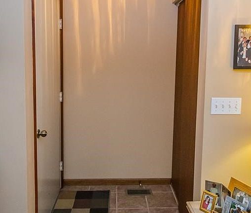 5th image of 1098 Howard Dr