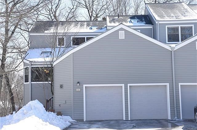 Welcome to Hunter Lane.  This immaculate tri-level townhouse has been updated inside & out.