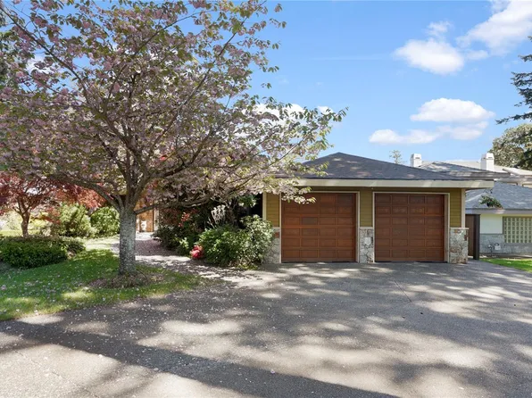 4405 Moonlight Ln, Saanich, BC V8N 6K7