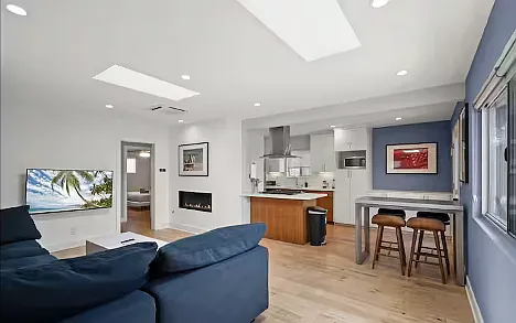 124 Thornton Pl — Photo 1
