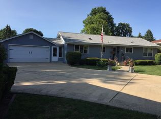 2 Fisher Dr, Bloomington, IL 61701