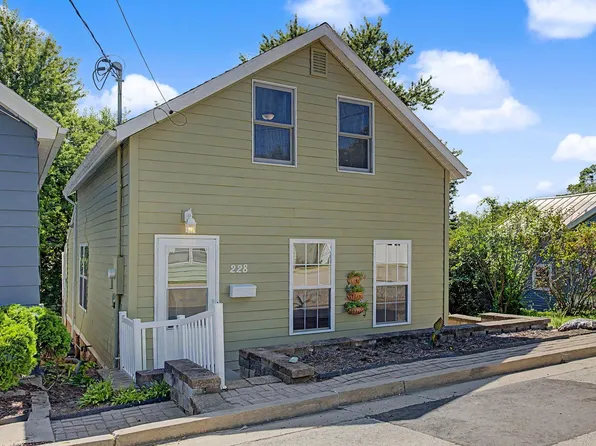 228 Poplar Ave, Galena, IL 61036