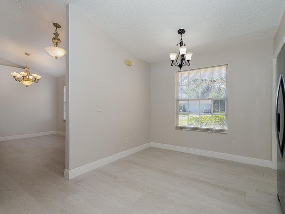 5th image of 1328 California Dr