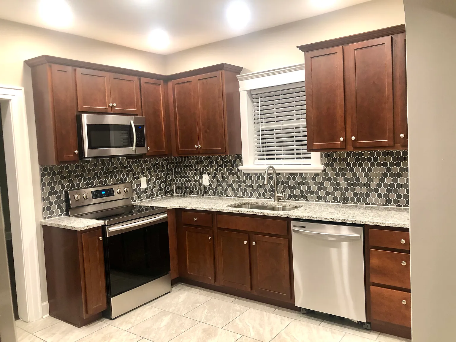 3 bed, 1368 sqft, $2,100 — Photo 4